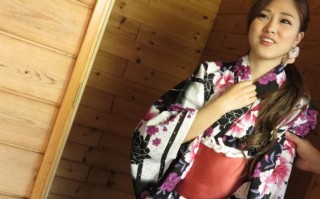 日本可爱的Maki Horiguchi在硬性交之前暴露了她的乳头
