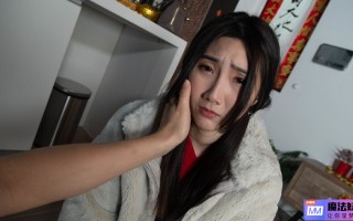 中国女孩李儿在吃完一顿美餐后参与 POV 性爱