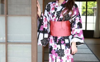 日本美女堀口真希解开和服摆出裸体姿势