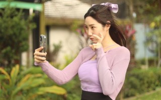 中国贝贝构成在一个普通的衣服之前骑一个家伙在热内衣