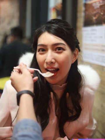 中国美女嘉欣在平坦的小腹上用精液结束性爱
